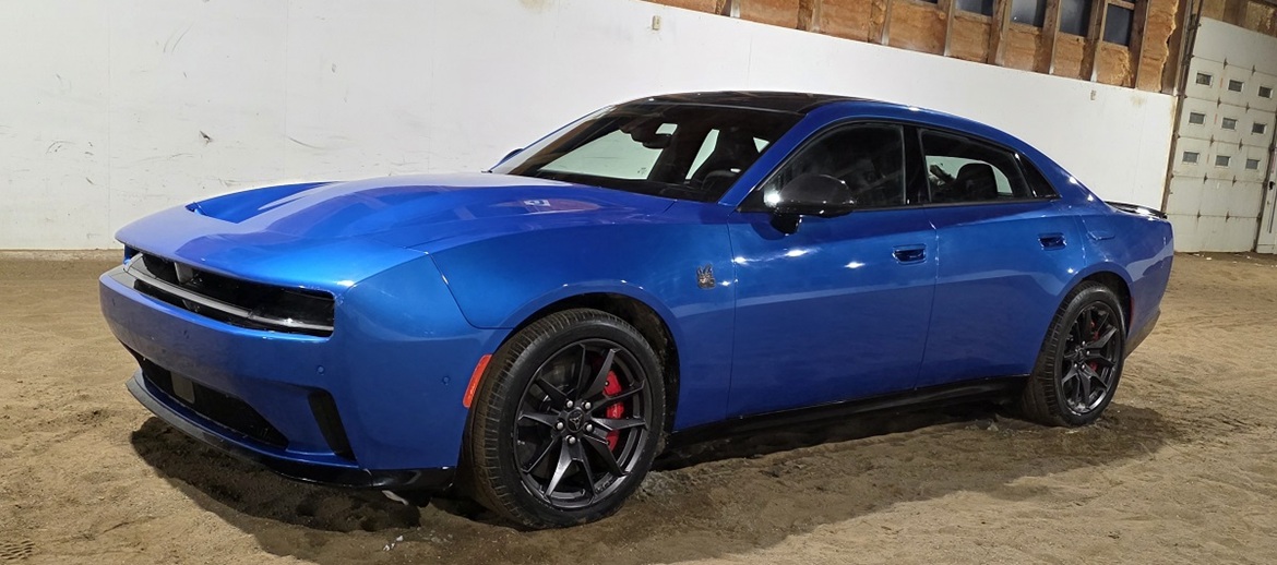 Dodge Charger Daytona Scat Pack 4-Door in the Snow: How Does It